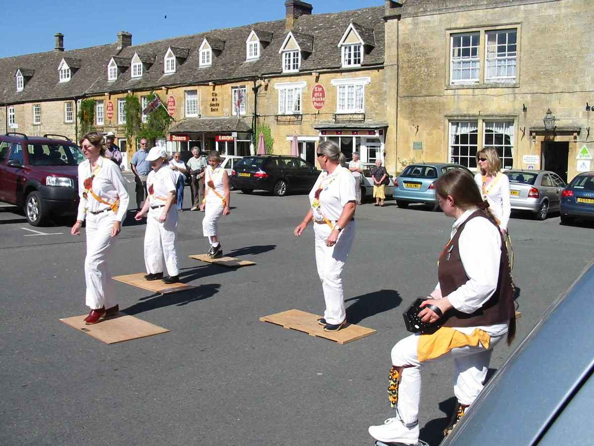 Clogging in the Square at Stow-on-the-Wold